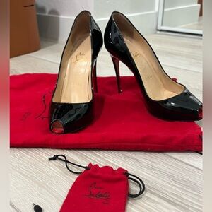 USED Authentic Christian Louboutin Very Privé 120 Peep-Toe Patent Leather Pumps
